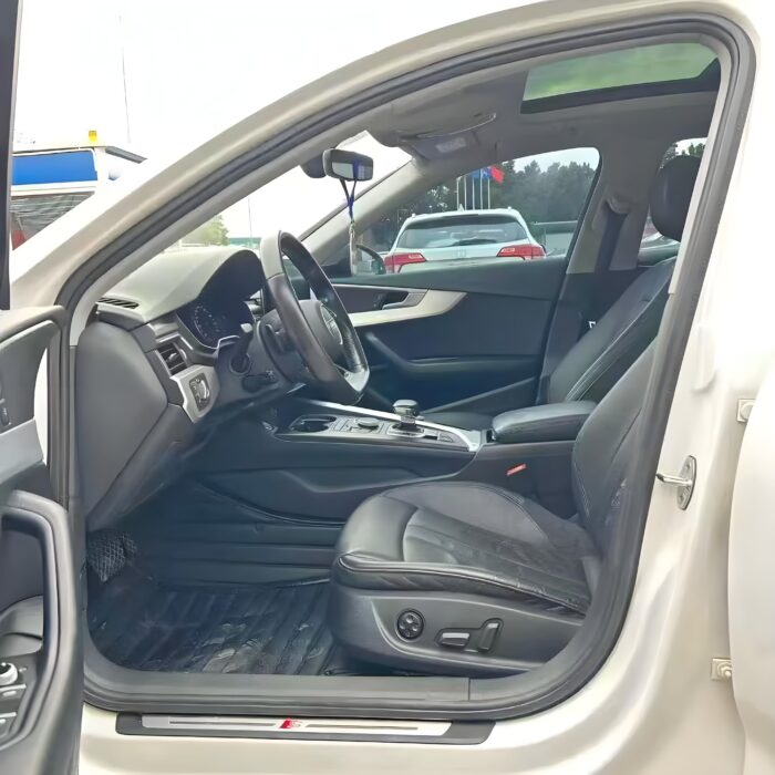 2019 Audi A4L 45 TFSI quattro S line - Image 5